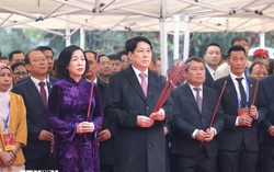 Chủ tịch nước Lương Cường cùng đại biểu kiều bào dâng hương tại Tượng đài Lý Thái Tổ và đền Ngọc Sơn