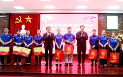 Đại tướng Lương Tam Quang thăm, tặng quà cho người dân có hoàn cảnh khó khăn