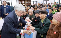 Phó Chủ tịch Thường trực Quốc hội tặng quà Tết cho đồng bào khó khăn ở Phú Thọ