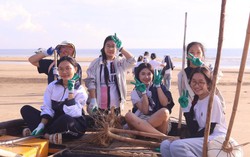 Người trẻ 3 tỉnh miền Trung chung tay làm sạch đường bờ biển
