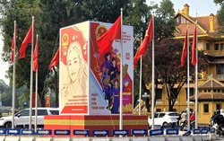 Hình ảnh các tầng lớp phụ nữ nổi bật trên pano tuyên truyền về Ngày bầu cử