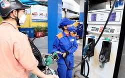 Giá xăng giảm mạnh gần 4.000 đồng 