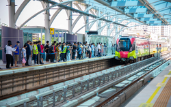 Xăng tăng giá, nhiều gia đình ở đô thị lập tức thay đổi cách chi tiêu và đi lại