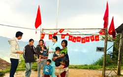 Những cô giáo vùng cao “gõ cửa từng nhà” tuyên truyền bầu cử