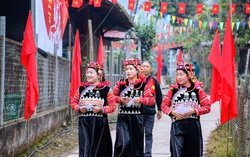 Phụ nữ các dân tộc ở Điện Biên cùng lá phiếu "viết tiếp" những kỳ vọng mới