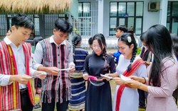 Hơn 1,65 triệu cử tri Khánh Hòa đi bầu cử, nhiều người vượt dốc núi đến điểm bỏ phiếu