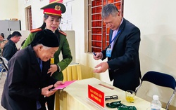 Những hình ảnh ấm lòng của phụ nữ Công an Cao Bằng trong ngày bầu cử