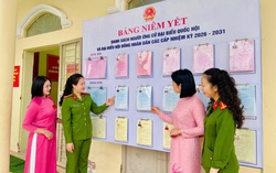 "Nhiệm vụ kép" của phụ nữ Công an các tỉnh, thành trong ngày bầu cử