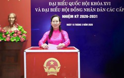 Chủ tịch Hội LHPN Việt Nam Lê Thị Thủy bỏ phiếu bầu cử tại phường Xuân Đỉnh, Hà Nội