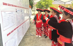 Cử tri các dân tộc thiểu số tỉnh Cao Bằng rộn ràng đi bầu cử