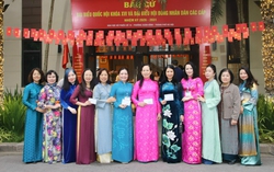 Phụ nữ cả nước nô nức đi bầu cử