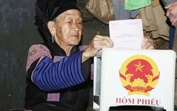 Cụ bà 103 tuổi minh mẫn bỏ phiếu nơi biên giới Phiêng Khoài