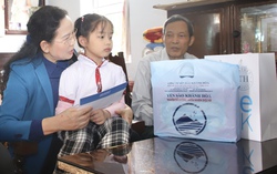 Chủ tịch Hội LHPN Việt Nam Lê Thị Thủy động viên, tặng quà trẻ em có hoàn cảnh khó khăn tại Hưng Yên