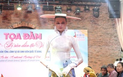 Bạn bè quốc tế ấn tượng khi người Việt từ già đến trẻ, nam lẫn nữ đều tự tin mặc áo dài