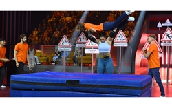 Kỷ lục Guinness mới: Nữ lực sĩ nâng và ném 10 người đàn ông trong 37,44 giây