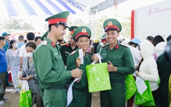 Ấm áp "Phiên chợ nghĩa tình biển đảo"