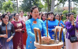 Chủ tịch Hội LHPN Việt Nam Lê Thị Thủy dâng hương tưởng niệm Cố Chủ tịch Nguyễn Thị Thập