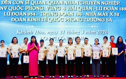 Tặng áo dài cho phụ nữ công tác tại Vùng 4 Hải quân