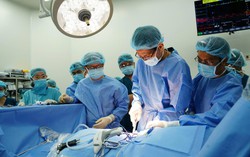 Mẹ hiến thận cứu con trai 14 tuổi