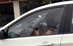 Buông vô lăng, dùng 2 tay bấm điện thoại khi ô tô đang chạy, nữ tài xế bị xử phạt