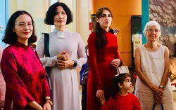 Nữ Tổng Lãnh sự, các phu nhân thích thú khi xem múa rối nước Việt Nam