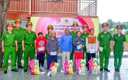 Phụ nữ Công an Khánh Hòa thi đua noi gương tinh thần dũng cảm của người đồng đội đã hy sinh