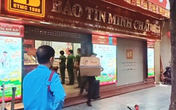 Cảnh sát đưa hàng loạt thùng tài liệu rời cửa hàng Bảo Tín Minh Châu