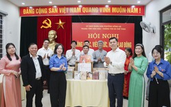 Báo Phụ nữ Việt Nam trao tặng hơn 500 đầu sách cho "thư viện" phường Hồng Hà