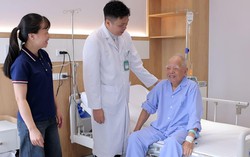 Bệnh viện Đa khoa Phương Đông xử trí thành công ca bệnh 87 tuổi có khối u 11cm và nhiễm trùng đa kháng tạo “vòng xoắn bệnh lý”