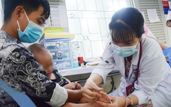 Tay chân miệng có dấu hiệu “khác thường”, chuyên gia cảnh báo nguy cơ bỏ sót