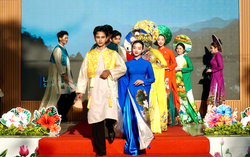 TPHCM: Rực rỡ sắc màu Hội thi Duyên dáng áo dài tại phường Phú Thọ