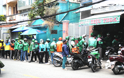 TPHCM: Các dịch vụ chay quá tải trong ngày Rằm tháng Giêng