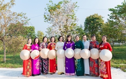 Phụ nữ Điện Biên duyên dáng áo dài, tỏa sáng cùng sắc hoa ban