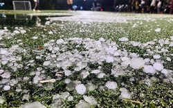 Mưa đá kèm dông lốc sét khiến 4 người chết, 9 người bị thương, 6.564 nhà hư hỏng