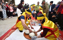 Đội thi phải dừng cuộc thi giã bánh giầy tại Lễ hội Côn Sơn - Kiếp Bạc vì... gạo nếp