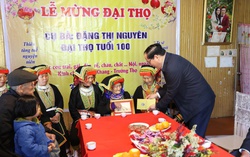 Tặng lụa, quà cho các cụ bà tròn 100 tuổi