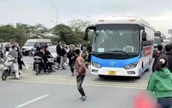 Xử lý 3 thanh niên chạy trước đầu xe ô tô chở tân binh tại Hưng Yên