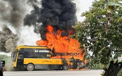 Hỏa hoạn thiêu rụi xe khách khi đang chờ đón công nhân