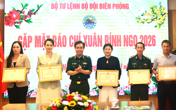 Phóng viên Báo Phụ nữ Việt Nam được Bộ Tư lệnh Bộ đội Biên phòng trao tặng Bằng khen