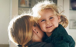 Những bà mẹ nuôi con người khác để đảm bảo tương lai cho con mình