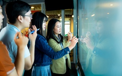 Thu hẹp "khoảng cách kép" về giới trong kỷ nguyên AI