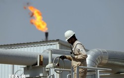 Giá dầu vượt ngưỡng 100 USD mỗi thùng lần đầu tiên kể từ năm 2022