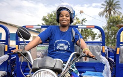 Những "bóng hồng" lái xe ba bánh và hành trình đổi đời ở Guinea