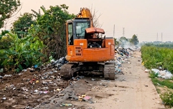 Bãi rác "vỡ trận" ở Hưng Yên: Xử lý bằng cách… dồn rác xuống rãnh?