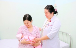 Cứu mẹ con sản phụ bị u xơ tử cung hiếm thấy