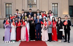 Tổng Bí thư, Chủ tịch nước Tô Lâm gặp gỡ cộng đồng người Việt Nam tại Trung Quốc