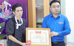 Truy tặng, trao tặng Huy hiệu "Tuổi trẻ dũng cảm" cho 2 bạn trẻ Nghệ An cứu người bị đuối nước
