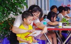 Lớp vẽ cho bệnh nhi góp phần gieo mầm tình yêu với sách