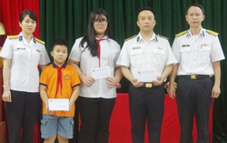 Bộ đội Hải quân tiếp thêm động lực cho con đỡ đầu