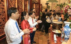 Dâng hương tưởng niệm các Vua Hùng nhân dịp khai hội Giỗ Tổ Hùng Vương